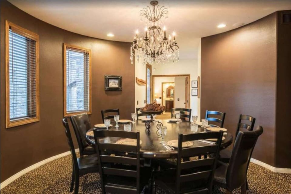 Dining room.