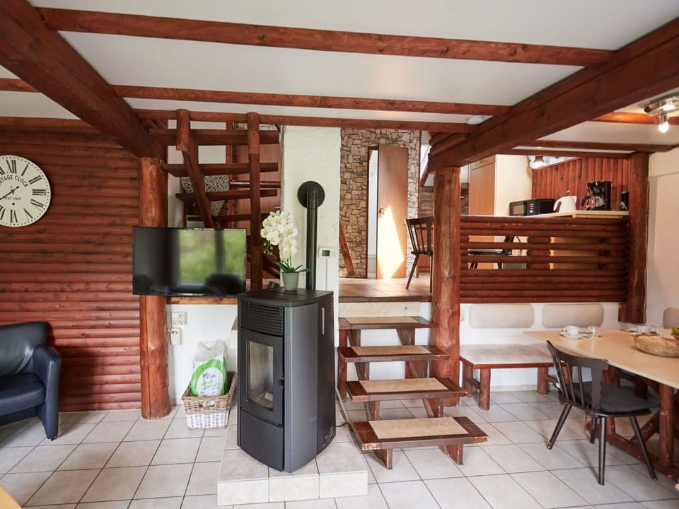 Building, Wood, Living Room, Clock, Floor, Plant, Hardwood, Flooring, Gas, House