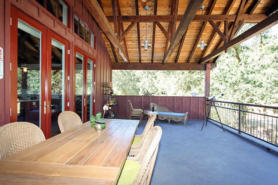 Patio- table with 8 chairs and BBQ and VIEWS!