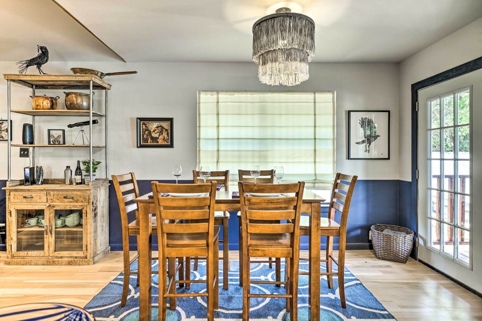 Dining Area | Paper Towels & Trash Bags Provided