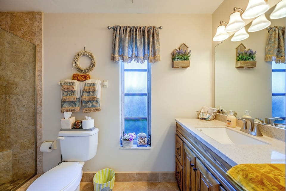 Full Bathroom | Complimentary Toiletries