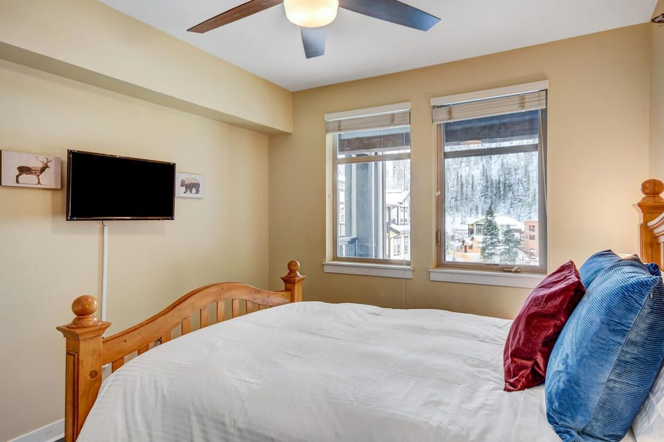 32" wall mounted HD smart TV in guestroom
