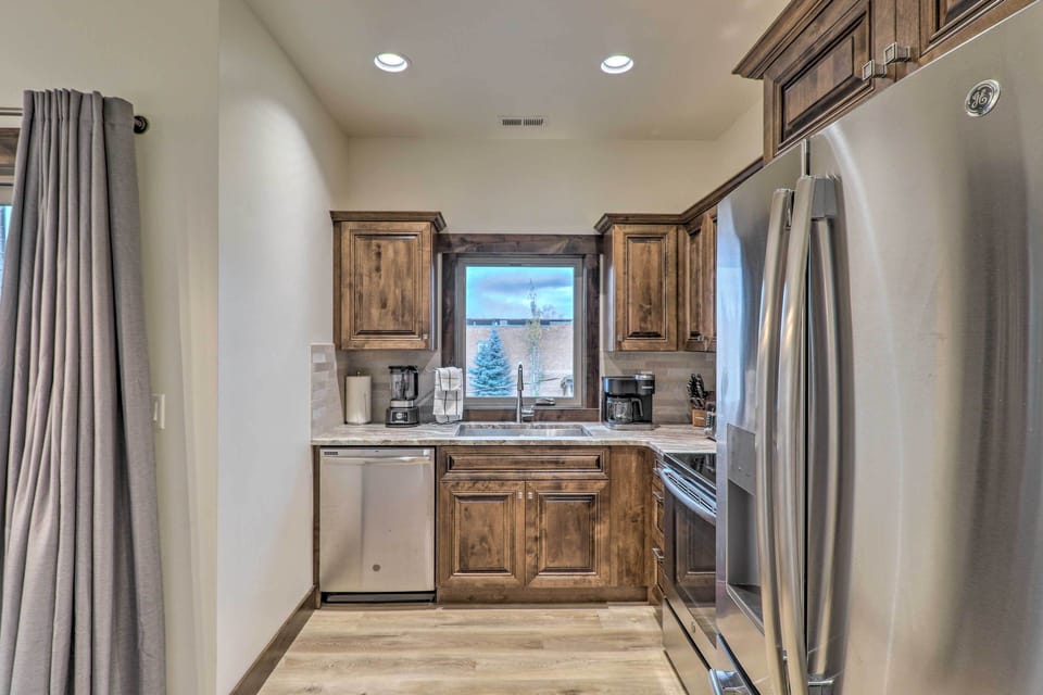 Kitchen | Dishware/Flatware