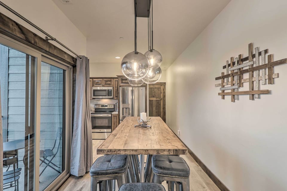 Living Room | 6-Person Dining Table