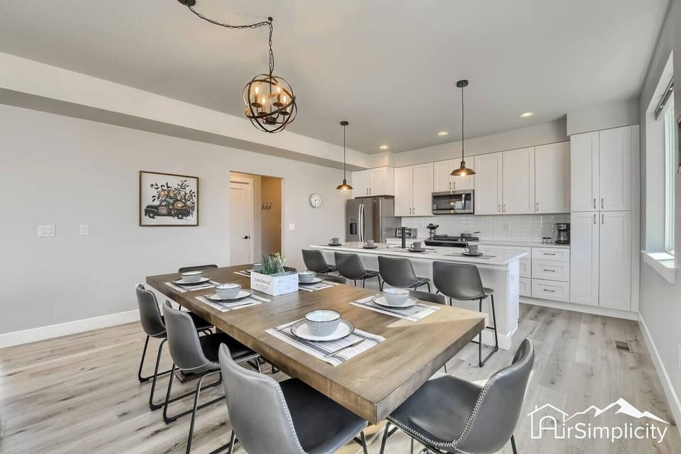 This bright and airy dining room is the perfect spot for dinner parties and family meals. The neutral tones and natural light create a warm atmosphere that is ideal for entertaining.