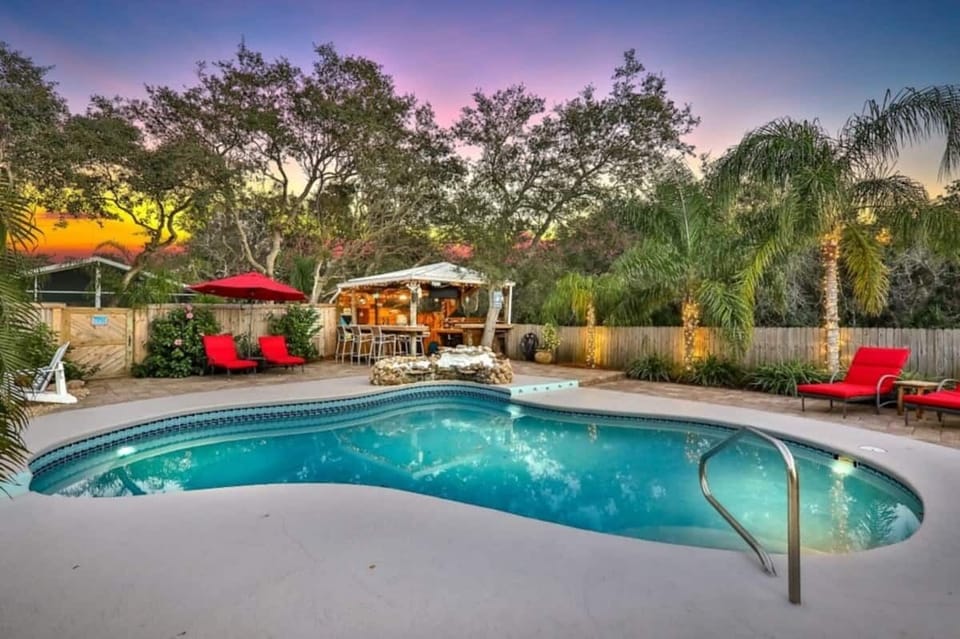 House 1: Backyard Oasis (Tiki Hut w/ TV, Solar Heated Pool, Hot tub, Firepit