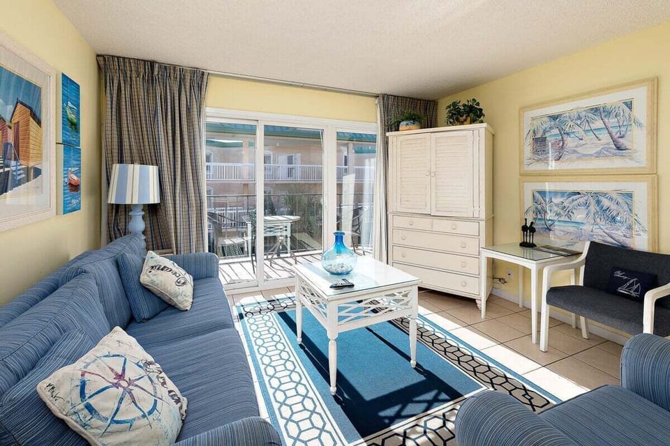 Beach Club 333 - Living Space