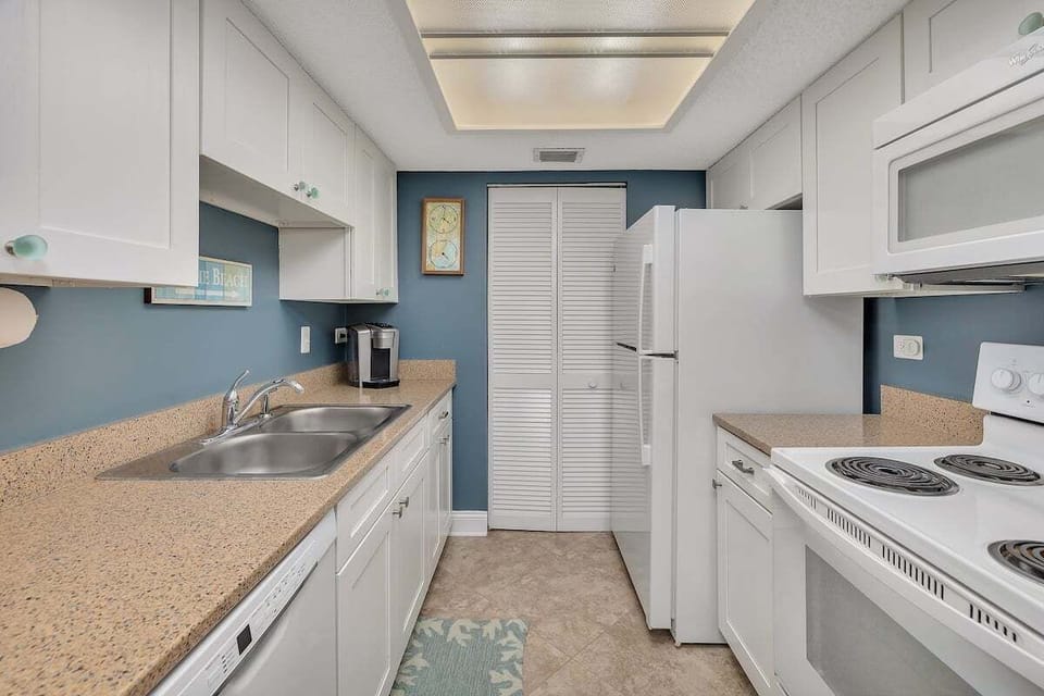Beach Club 115 - Galley Style Kitchen