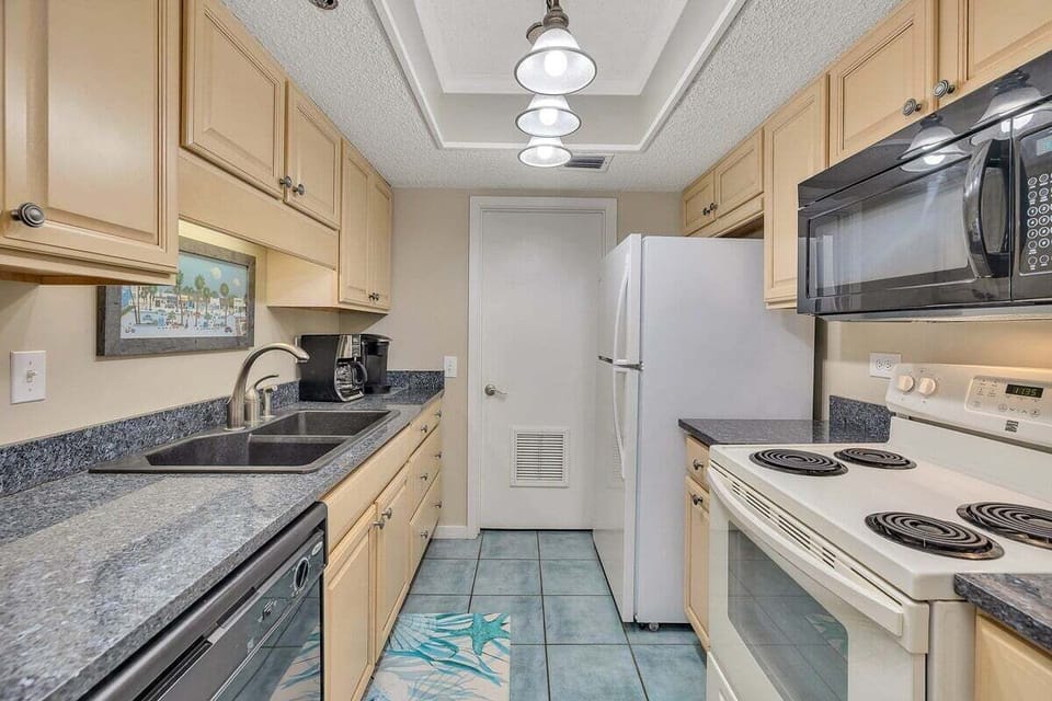 Beach Club 413 - Kitchen