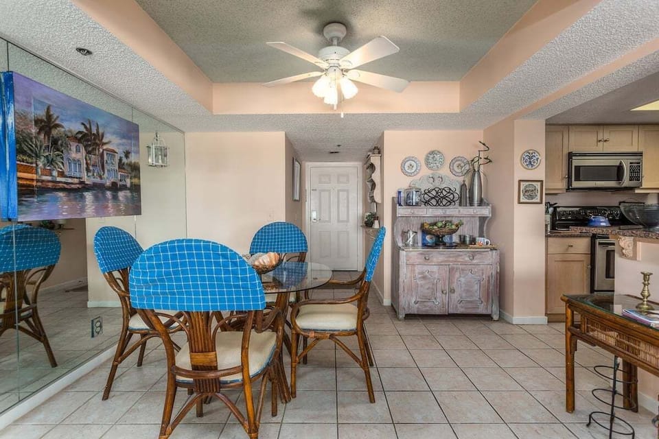 Beach Club 410 - Dining Space