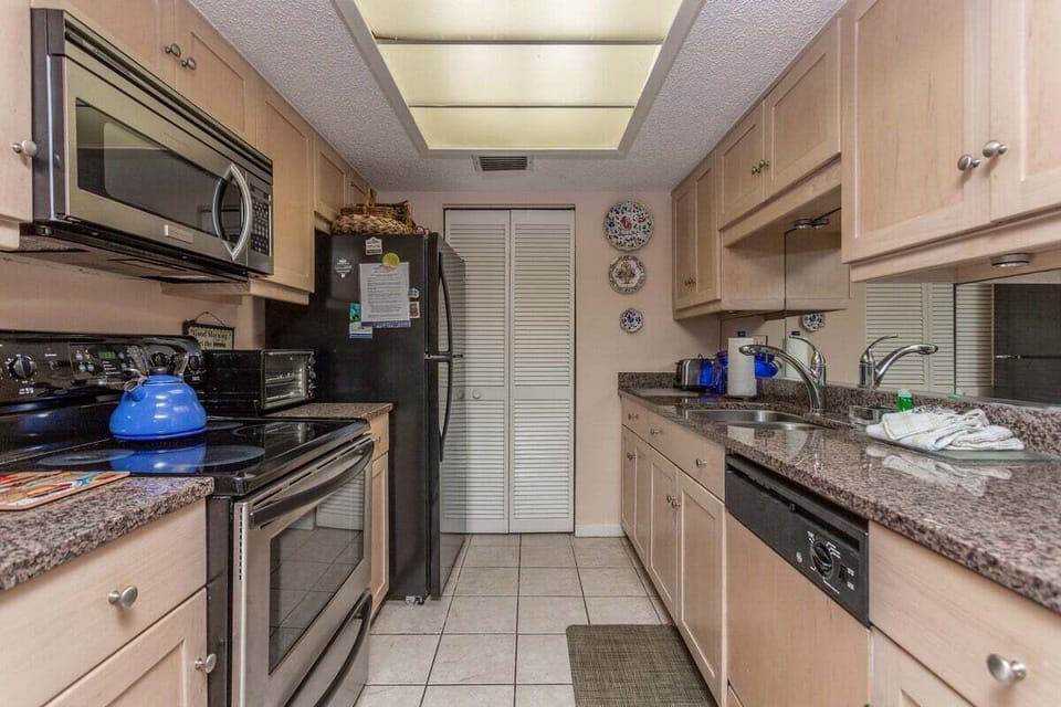 Beach Club 410 - Kitchen