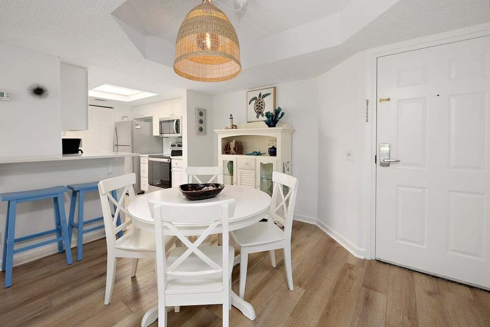Beach Club 106 - Quaint Dining Space