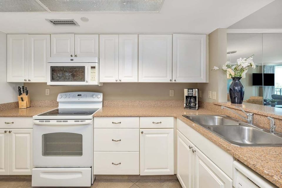North Breakers 503 - Kitchen view