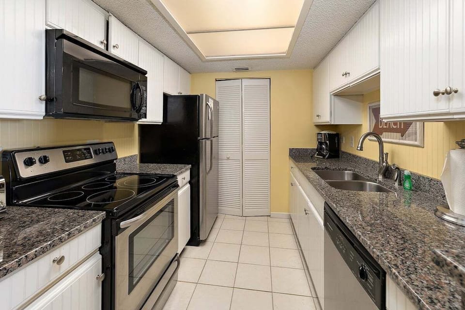 Beach Club 310 - Kitchen