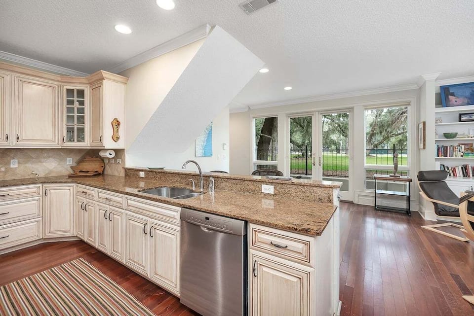 607 Neptune Way - Kitchen with Park and Courtyard View