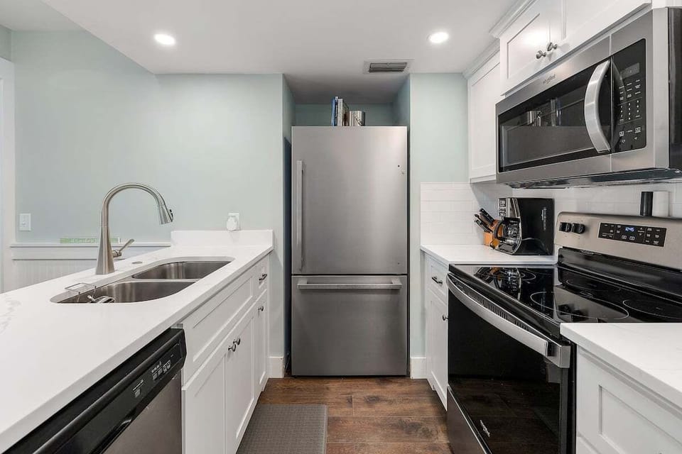 Shipwatch 102 - Kitchen with appliances