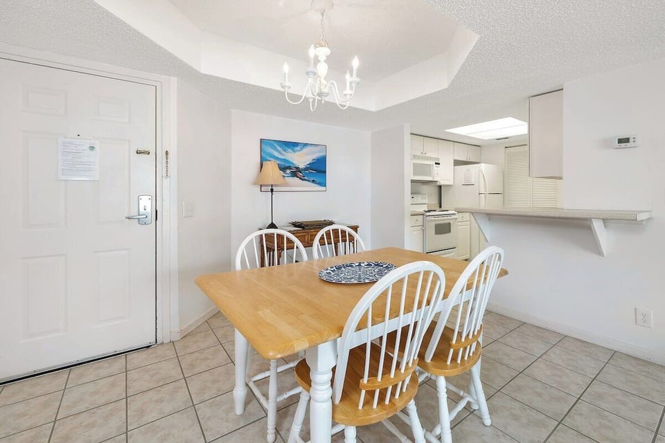 Beach Club 316 - Dining Space