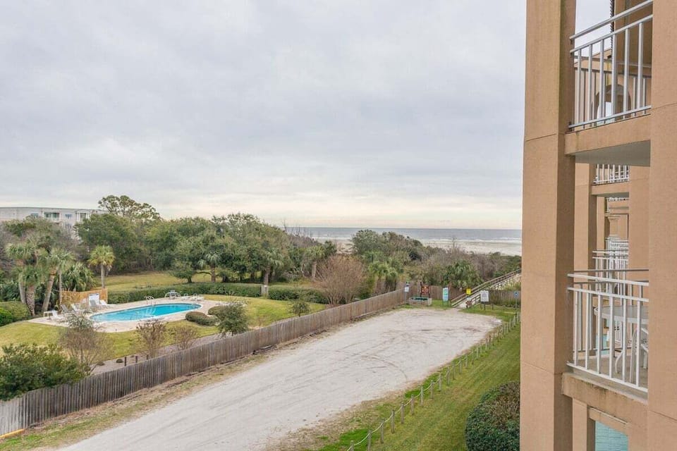 North Breakers 402 - Private Balcony