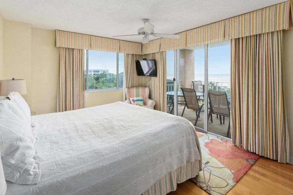 North Breakers 412 - Primary Bedroom with king bed