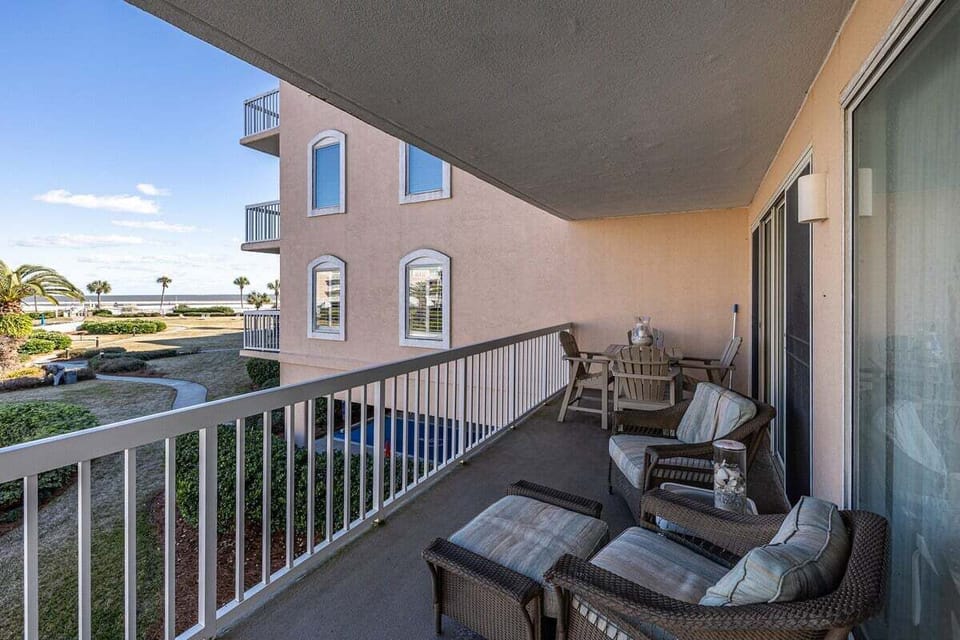 Saint Simons Grand #106 Balcony with table and chairs