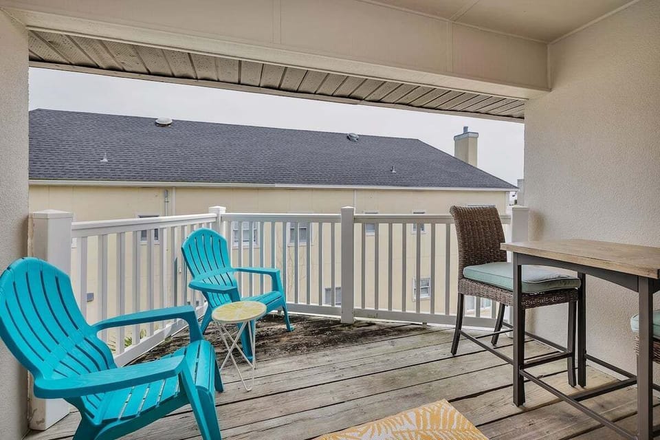 Shipwatch 305 - Balcony with patio furniture