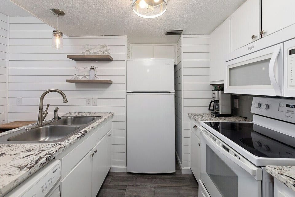 Shipwatch 208 - Fully equipped kitchen with modern appliances