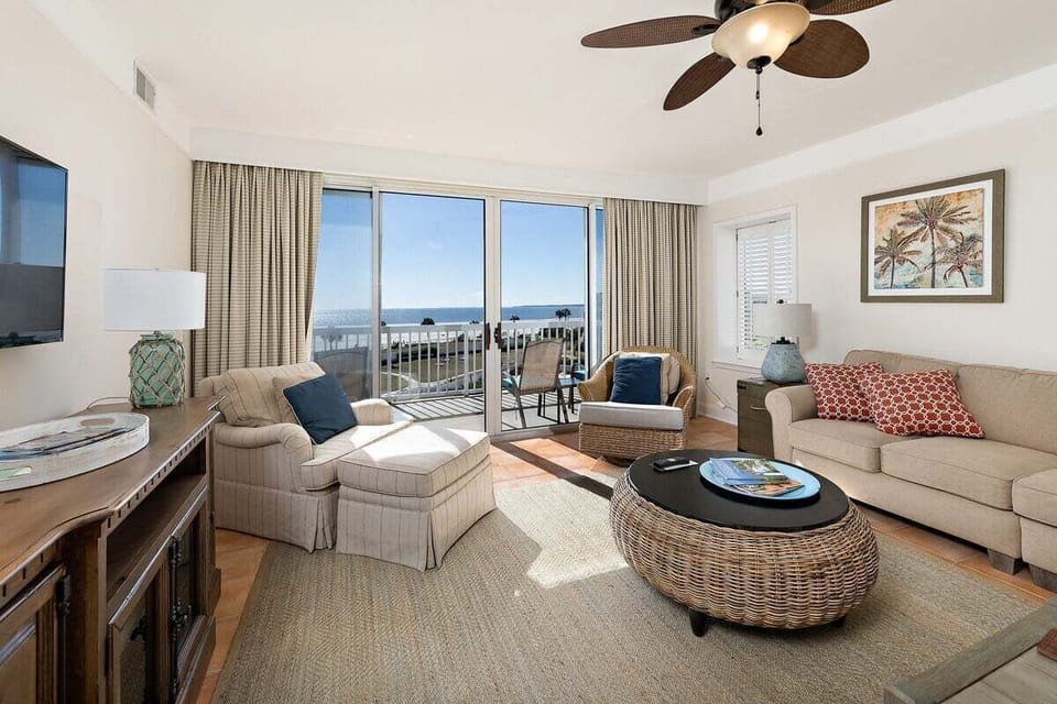 Saint Simons Grand 324 - Living Space with Direct Ocean View