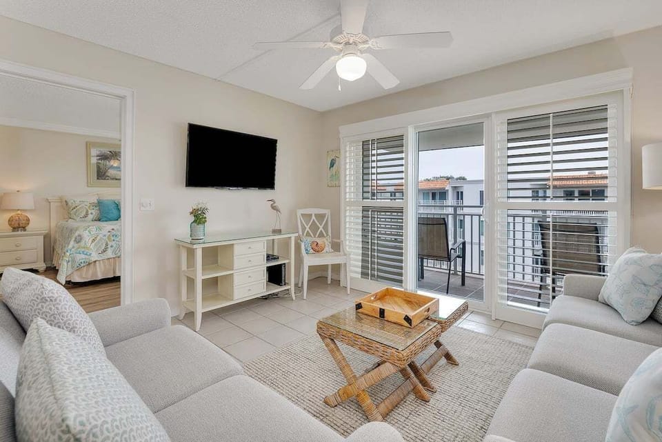 Beach Club 423 - Living Space