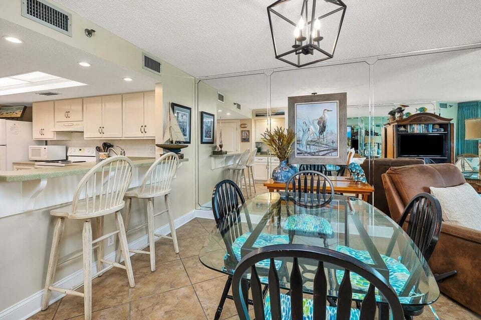 North Breakers 410 - Dining table with four chairs