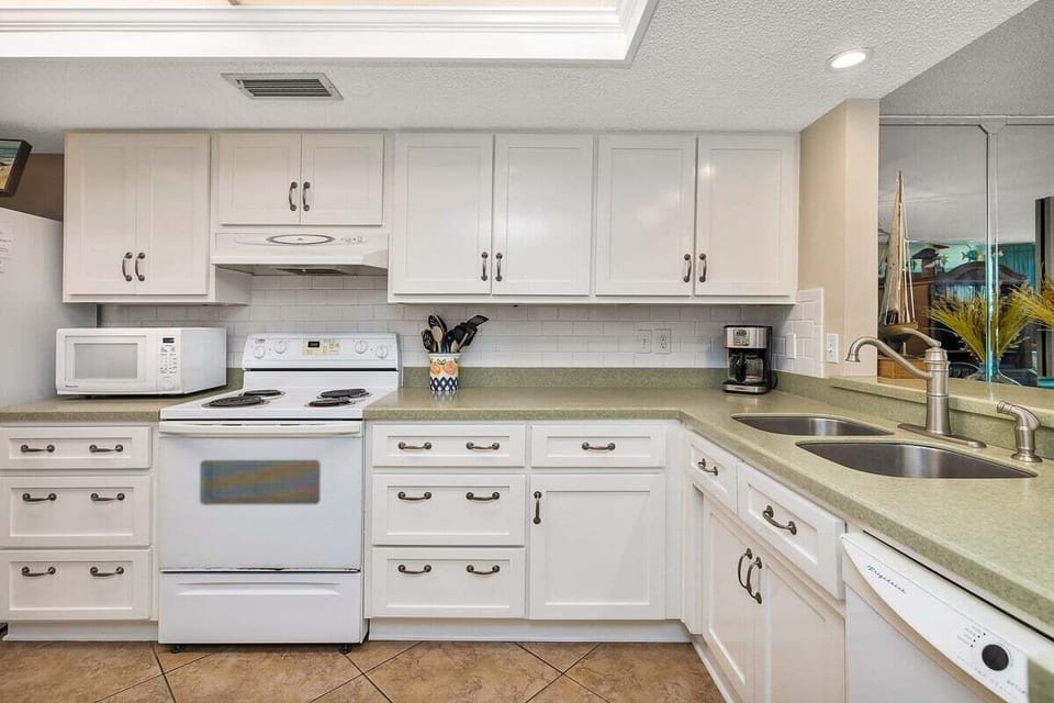 North Breakers 410 - Open kitchen with breakfast bar