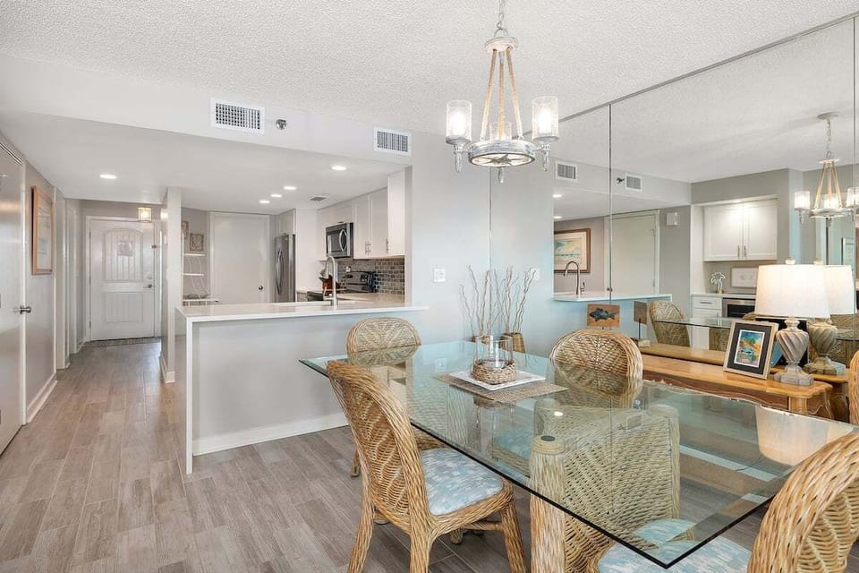 North Breakers 403 - Dining room and breakfast bar