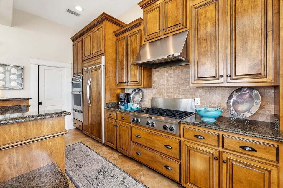 Wood kitchen with stainless range and tile backsplash