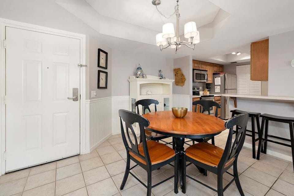 Beach Club 403 - Dining Space