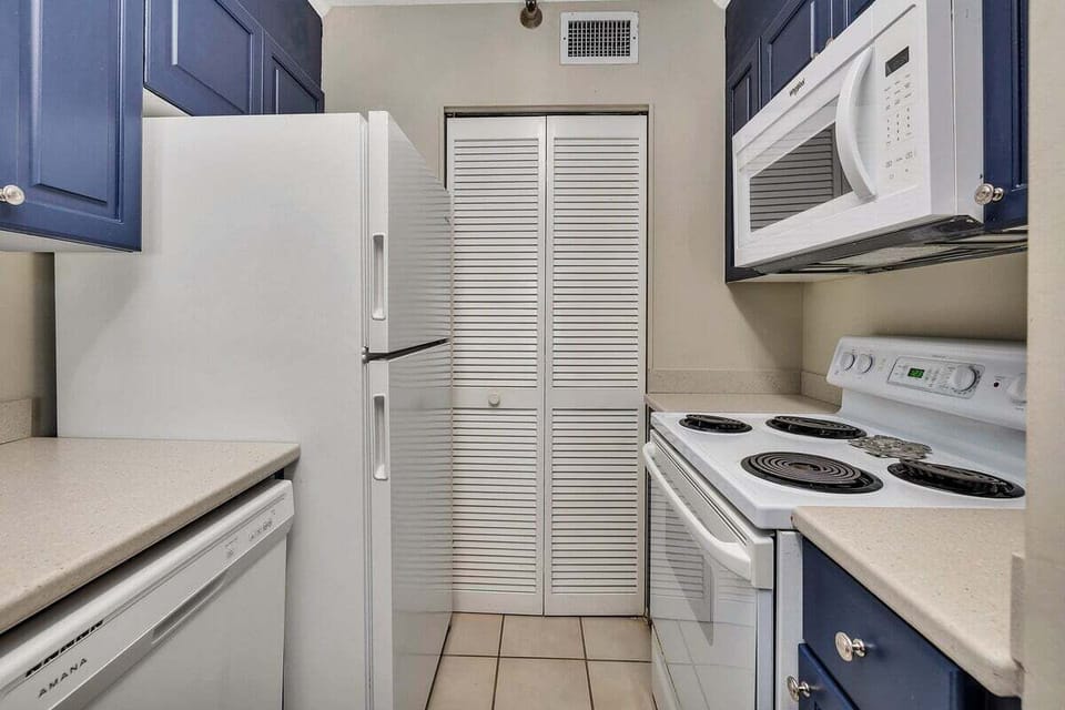 Beach Club 409 - Kitchen