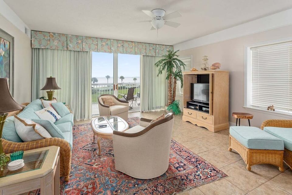Saint Simons Grand 225 - Living Space