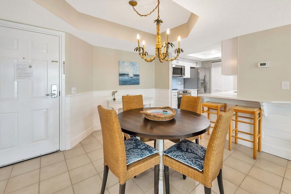 Beach Club 214 - Dining Space