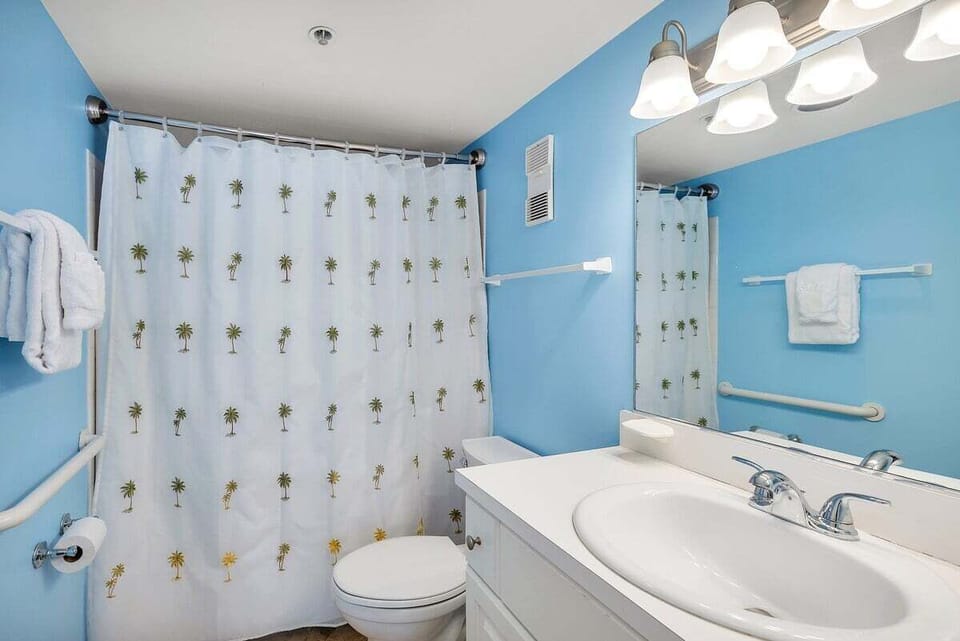 Beach Club 209 - Guest Bathroom