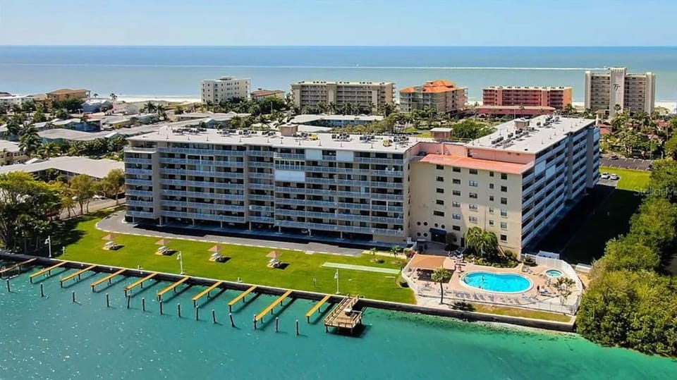 Bay Shores Yacht and Tennis Club, your 6th floor balcony awaits!