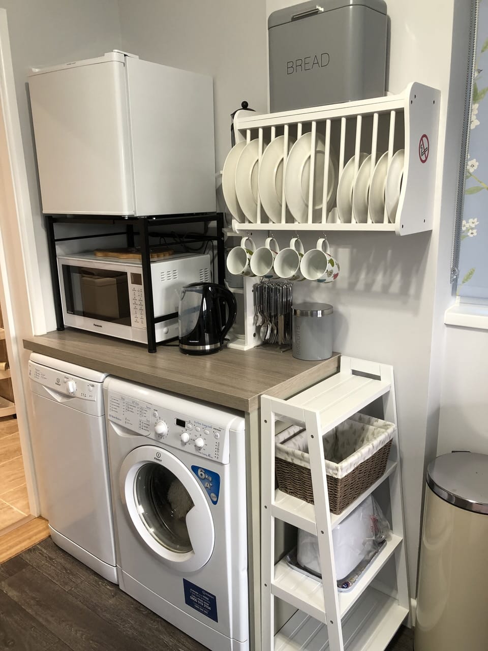Kitchenette with washing machine and dishwasher