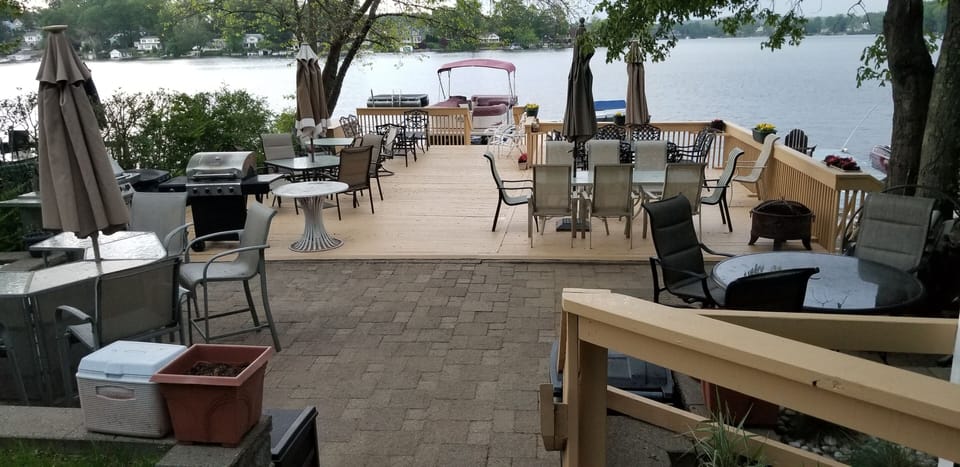 197 Lake patio and pontoon boat