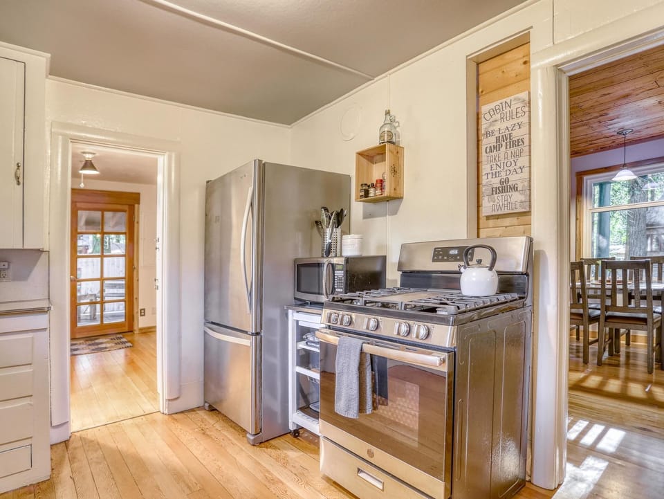 modern kitchen appliances, full size fridge & oven/stove