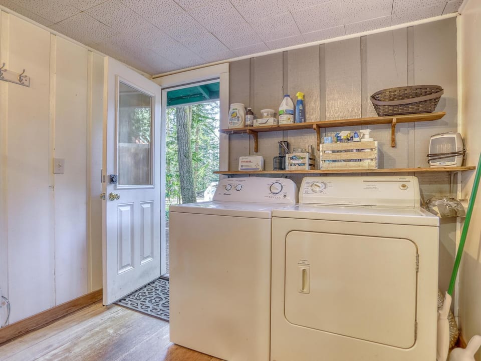 full size washer & dryer in mudroom