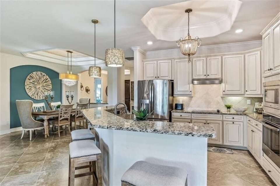 Kitchen & Dining
