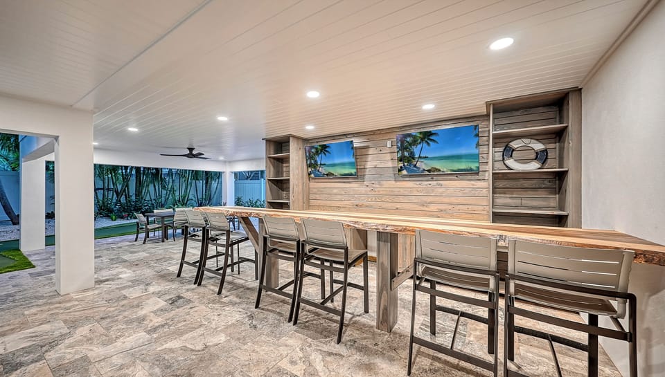 Game on, drink in hand—this lanai bar with dual TVs lets you catch every play without ever leaving the breeze.
