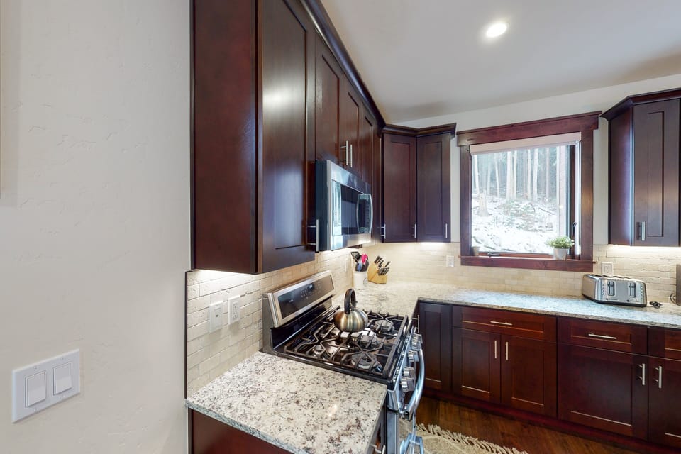 Keystone Retreat: Gateway to Trails, Slopes & Stunning Views w/ Private Hot Tub House in Keystone