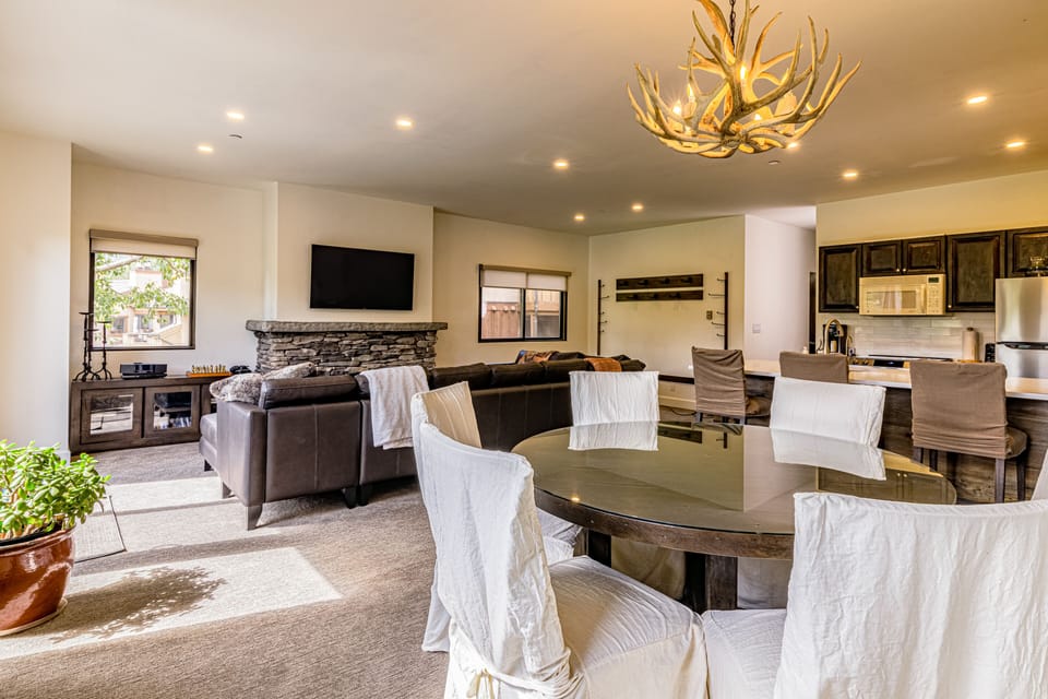 Updated & attractive condo with mountain views, private washer/dryer, free WiFi Apartment in Snowmass Village