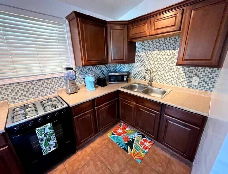 Full Kitchen (2)