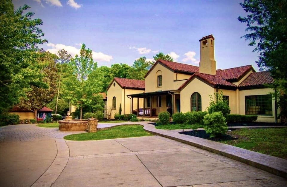 Front of house and parking
