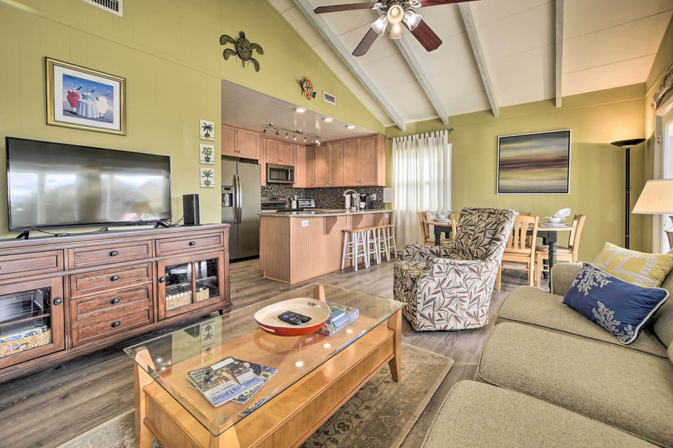 Living Room | Free WiFi | Linens Available