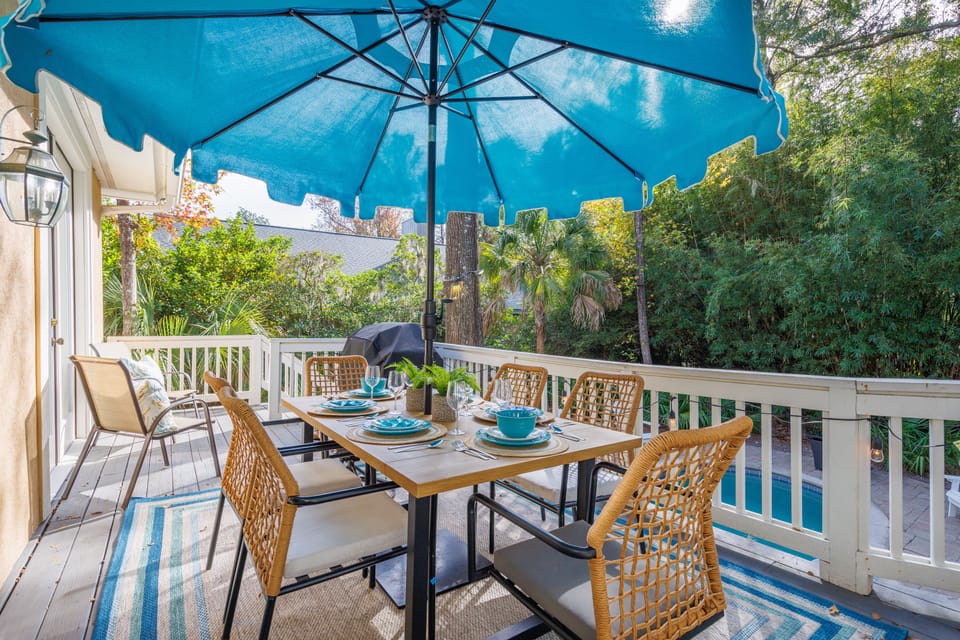 Deck with a patio furnishings